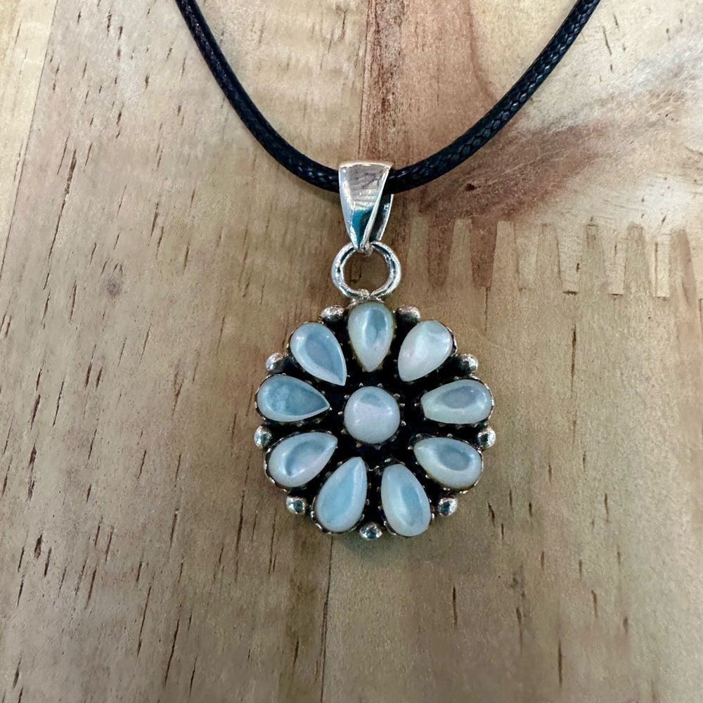 Sterling Silver and White Mother of  Pearl Floral design Pendant Necklace - Picture 4 of 4